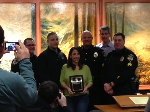 Tia Borgioli with bravery award and Snoqualmie Police and Mayor, 1/14/13