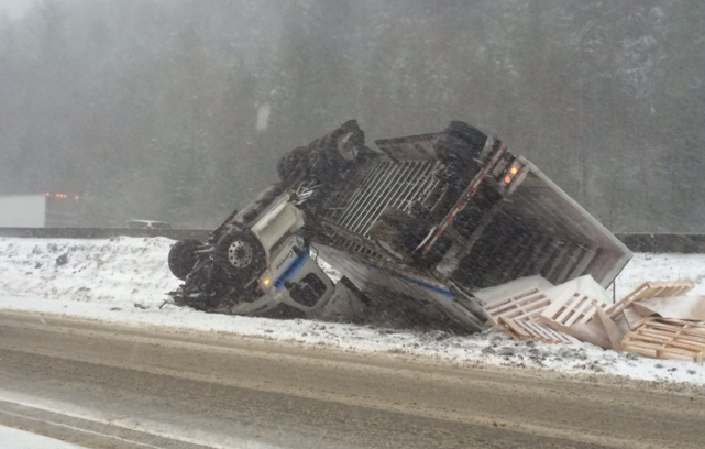 Semi crash at Snoqualmie Pass, Thursday morning, 12/17/15. Photo: Twitter - Theron Zohn